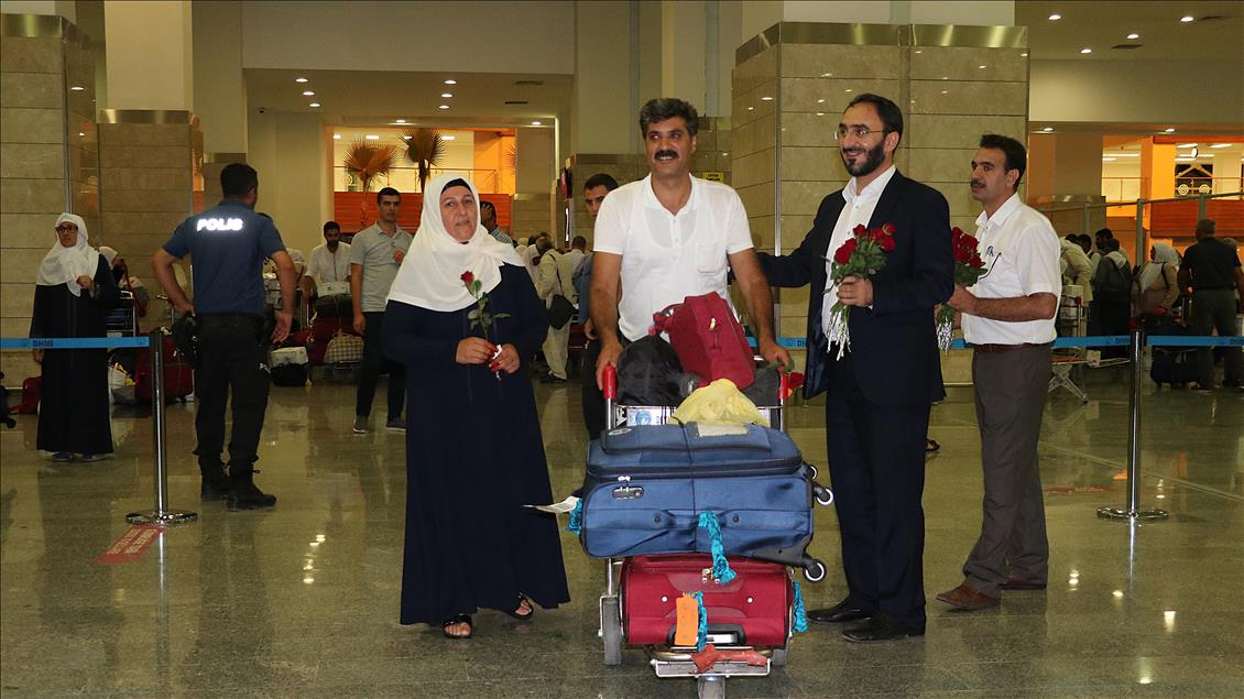 Diyarbakır'da ilk hac kafilesi güllerle karşılandı
