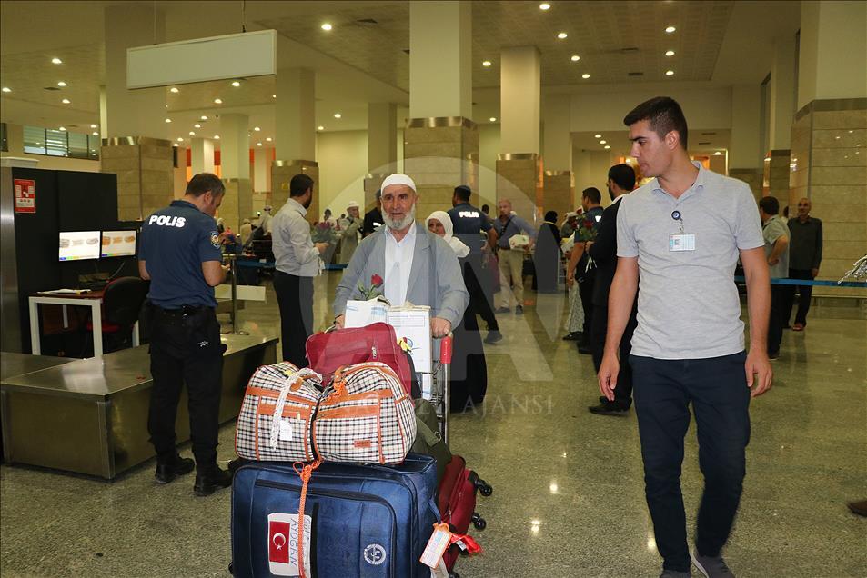 Diyarbakır'da ilk hac kafilesi güllerle karşılandı