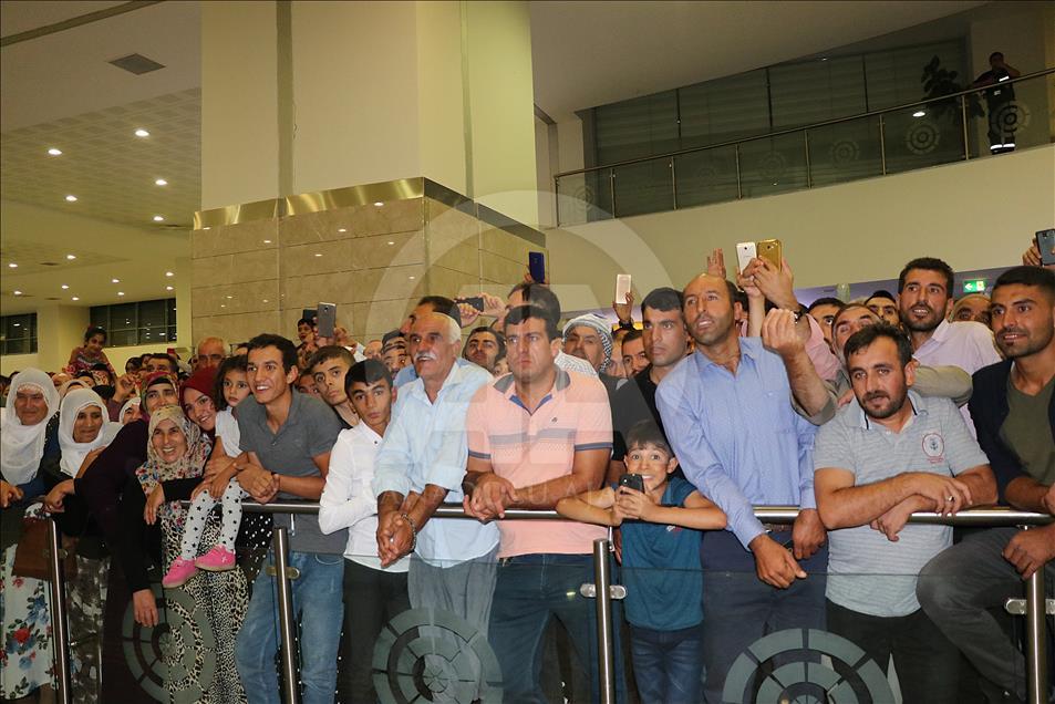 Diyarbakır'da ilk hac kafilesi güllerle karşılandı