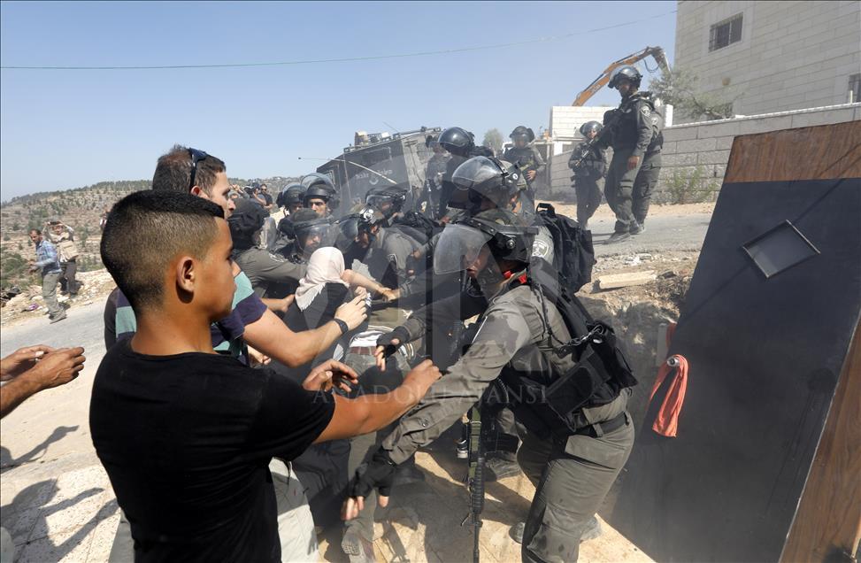 Israel bongkar bangunan milik warga Palestina