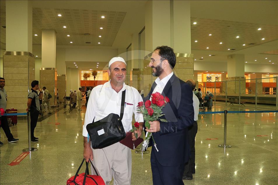 Diyarbakır'da ilk hac kafilesi güllerle karşılandı