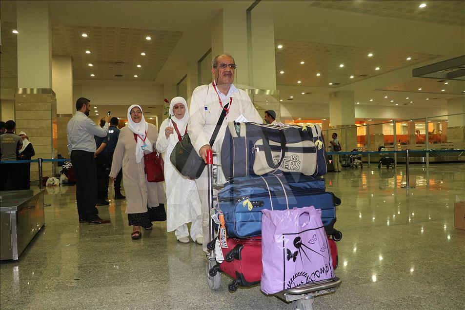 Diyarbakır'da ilk hac kafilesi güllerle karşılandı