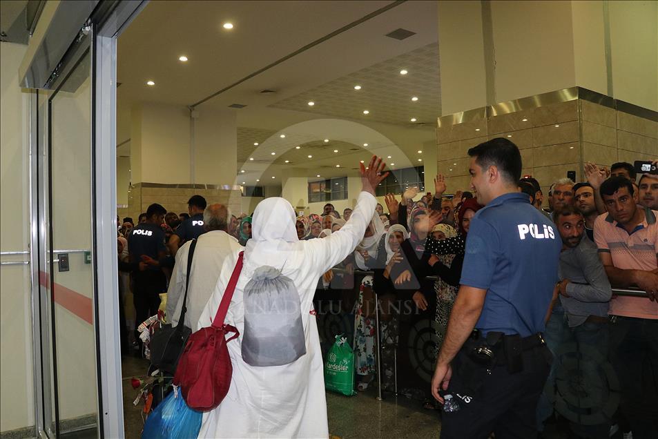 Diyarbakır'da ilk hac kafilesi güllerle karşılandı