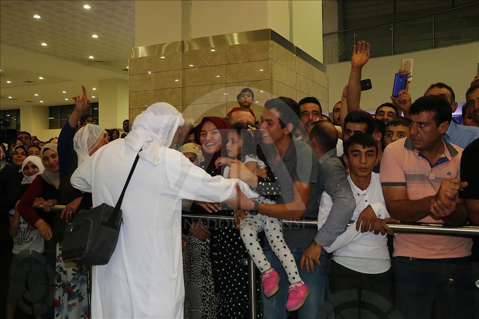 Diyarbakır'da ilk hac kafilesi güllerle karşılandı