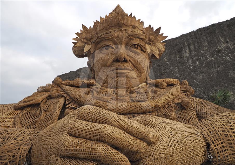 Bali Adası'ndaki bambu heykeli