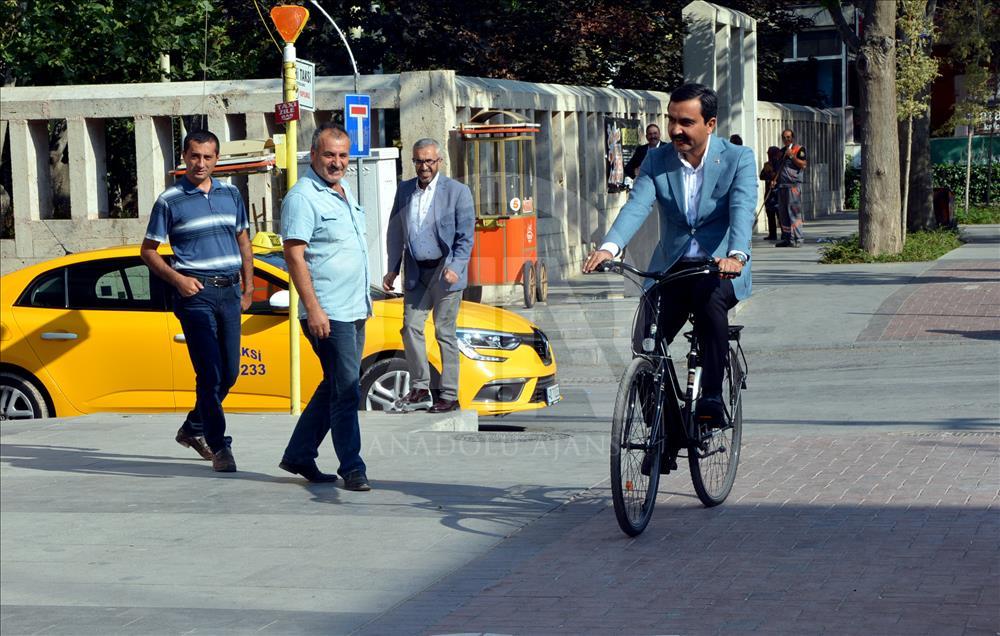 Kırşehir Belediye Başkanı makam aracı yerine bisikletle işe gidiyor