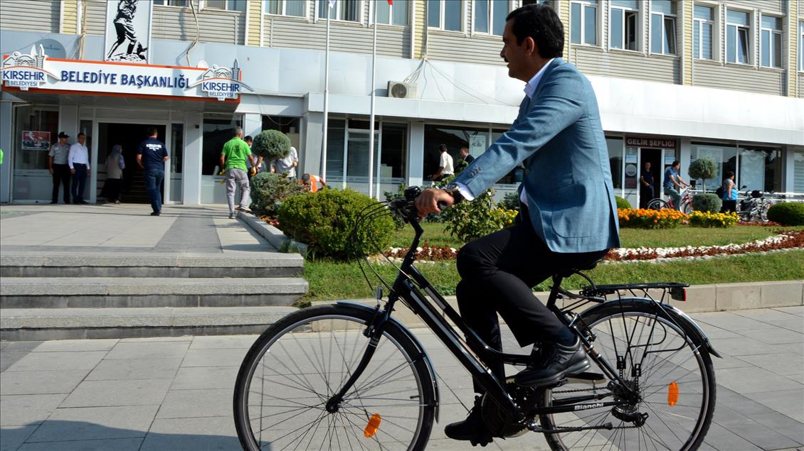 Kırşehir Belediye Başkanı makam aracı yerine bisikletle işe gidiyor