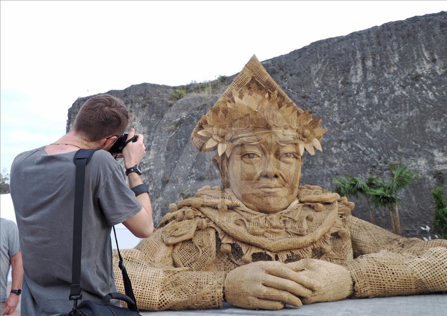 Patung raksasa organik dari Bali