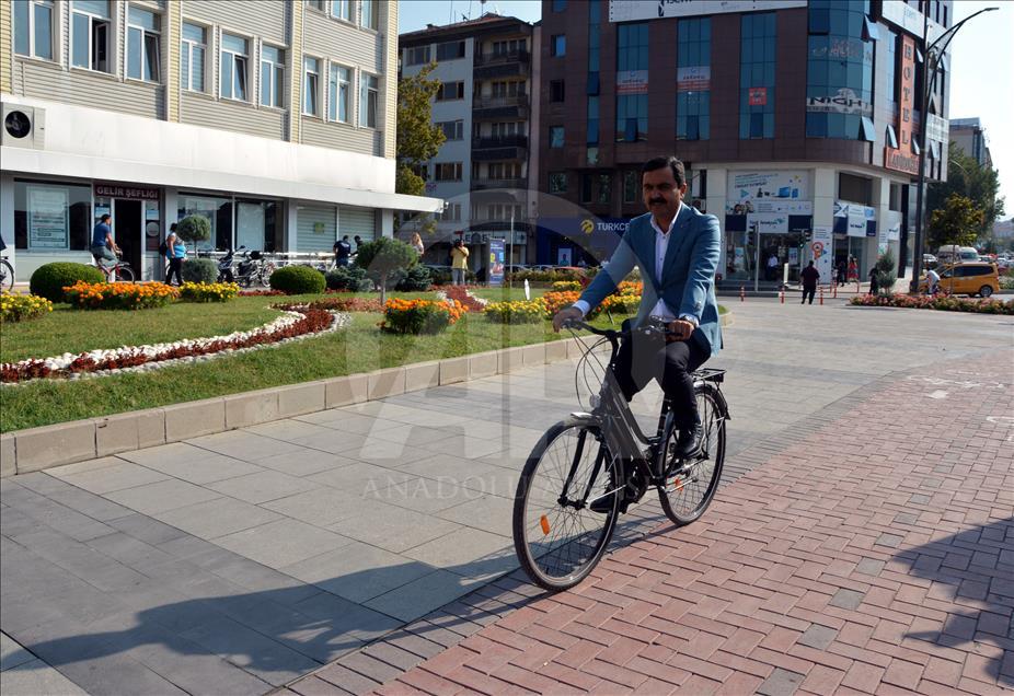 Kırşehir Belediye Başkanı makam aracı yerine bisikletle işe gidiyor
