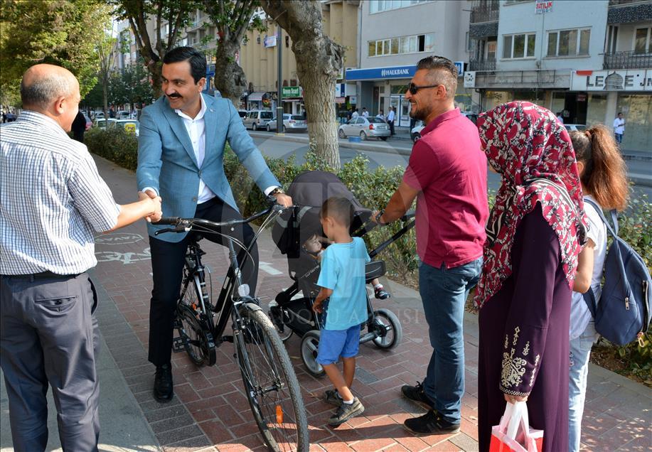 Kırşehir Belediye Başkanı makam aracı yerine bisikletle işe gidiyor