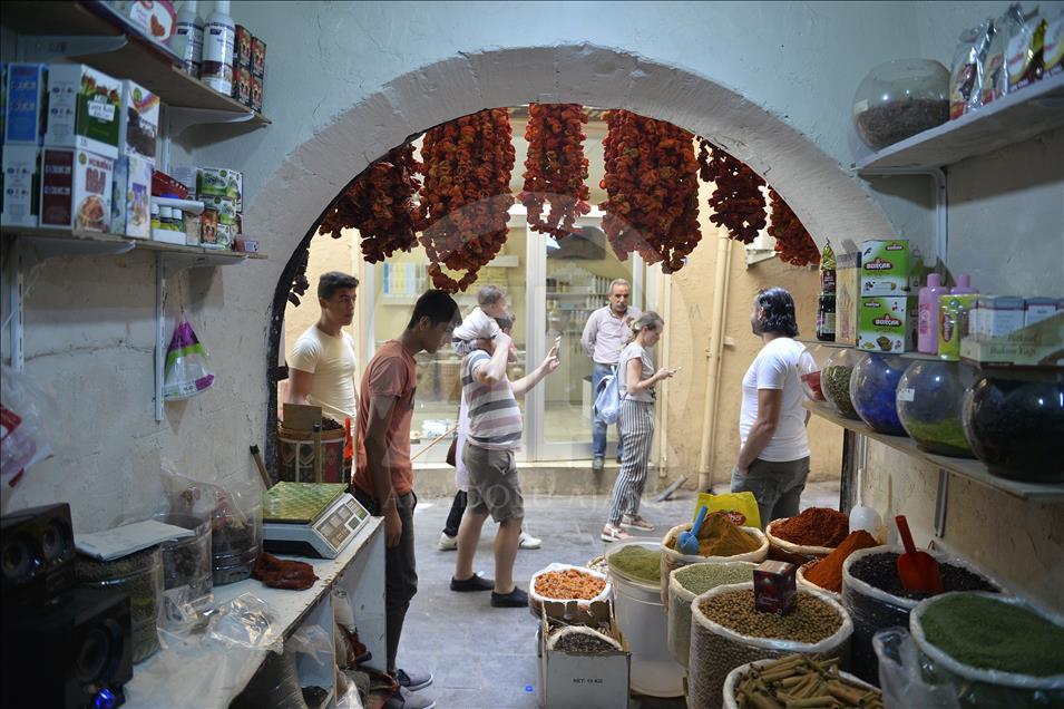 Tarihi şehrin baharat kokan çarşısı