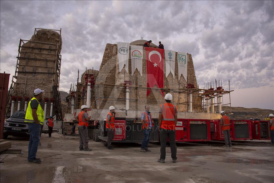 В Турции успешно переместили усыпальницу имама Абдуллы
