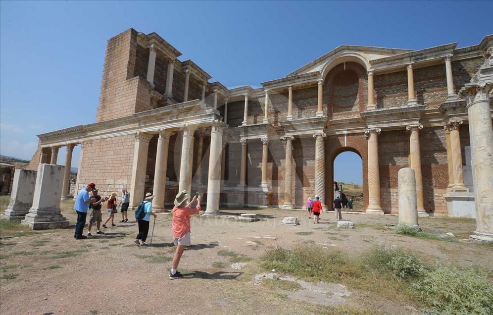 La antigua ciudad turca de Sardes atrae a turistas