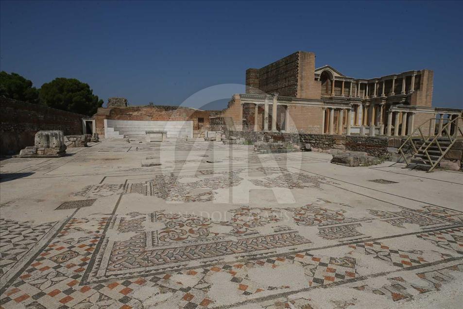 La antigua ciudad turca de Sardes atrae a turistas