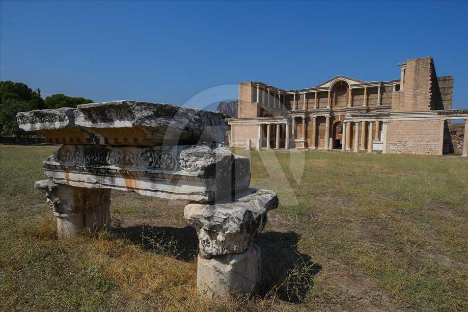 La antigua ciudad turca de Sardes atrae a turistas