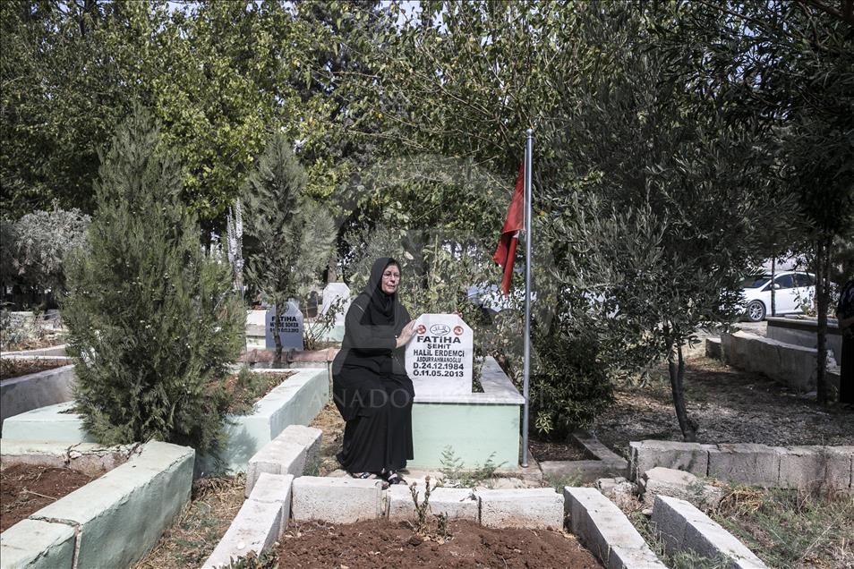 Aileler Reyhanlı kurbanlarının mezarlarına koştu