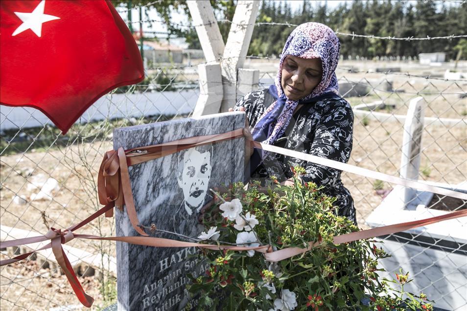 Aileler Reyhanlı kurbanlarının mezarlarına koştu