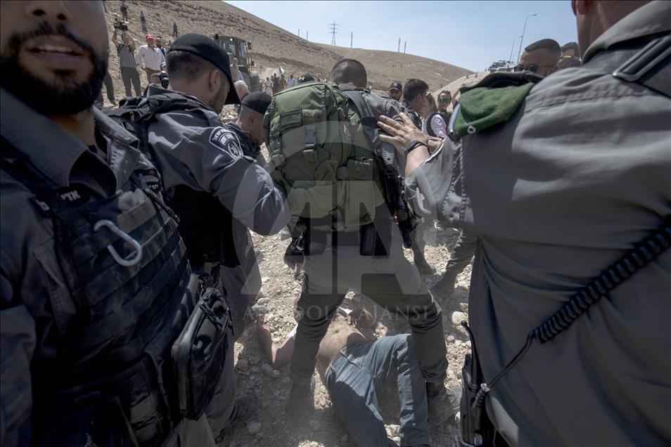 الجيش الإسرائيلي يغلق طرقا مؤدية لتجمع الخان الأحمر المهدد بالهدم
