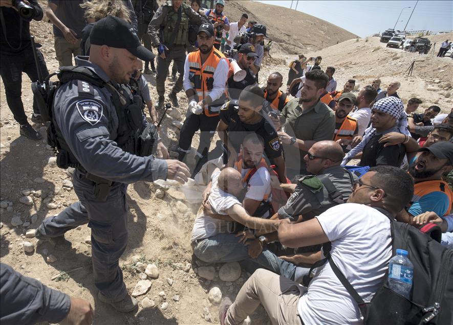 الجيش الإسرائيلي يغلق طرقا مؤدية لتجمع الخان الأحمر المهدد بالهدم
