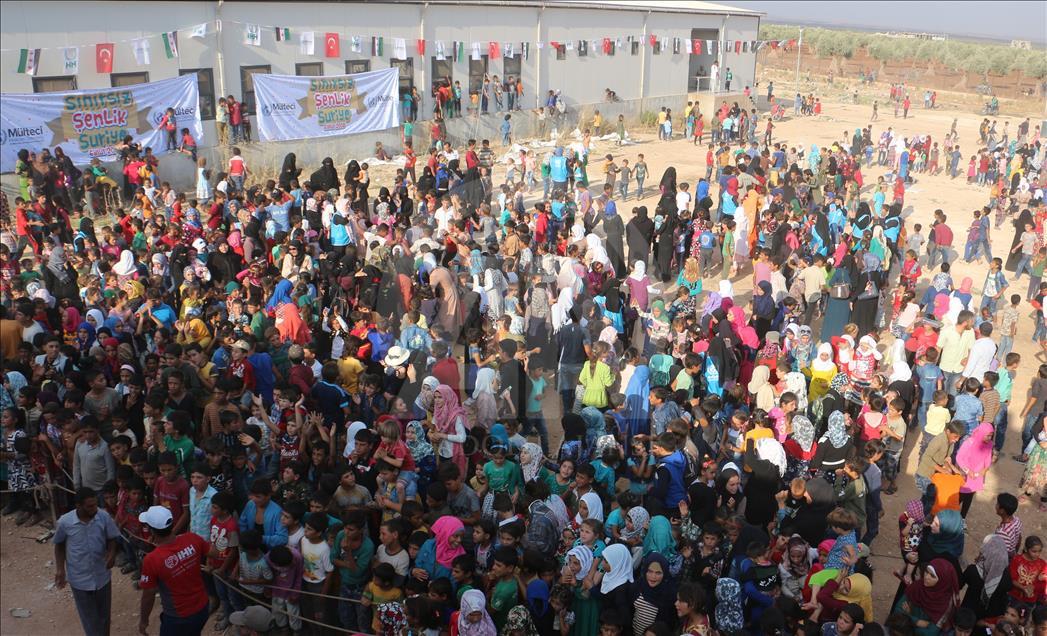 سيرك وألعاب وأغانٍ.. متطوعون أتراك يبهجون مئات الأطفال السوريين بريف حلب
