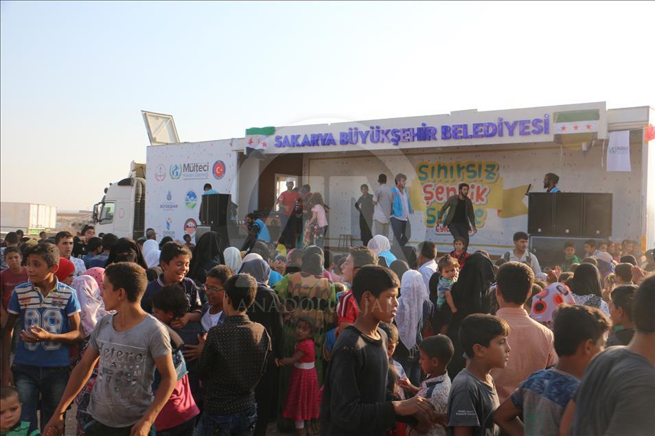 سيرك وألعاب وأغانٍ.. متطوعون أتراك يبهجون مئات الأطفال السوريين بريف حلب
