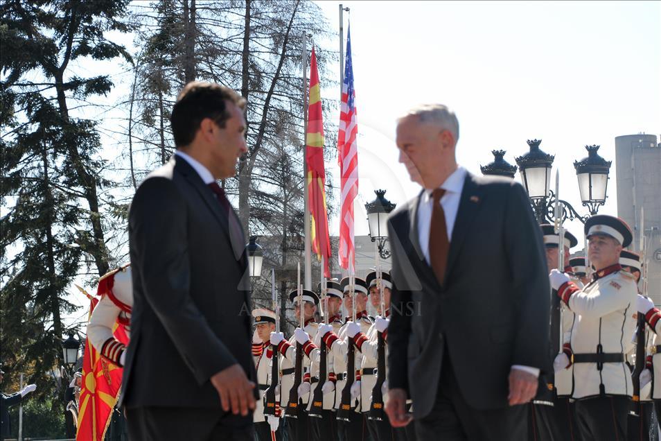 Mattis mbërrin në Shkup, pritet në mënyrë solemne nga kryeministri Zaev