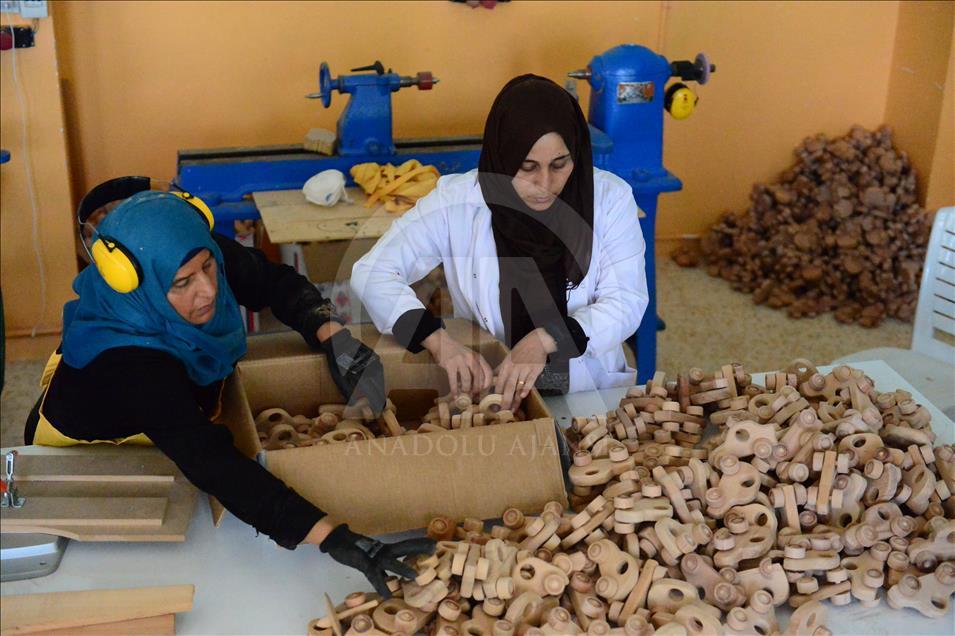 شانلي أورفة.. هدايا خشبية لأطفال أتراك من أيادي سورية ناعمة

