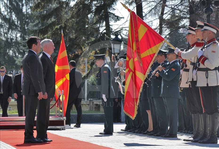Mattis mbërrin në Shkup, pritet në mënyrë solemne nga kryeministri Zaev