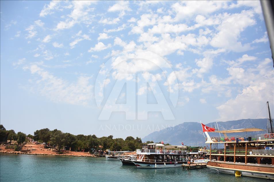 استقبال گردشگران از جزیره سدیر در شهر مارماریس ترکیه