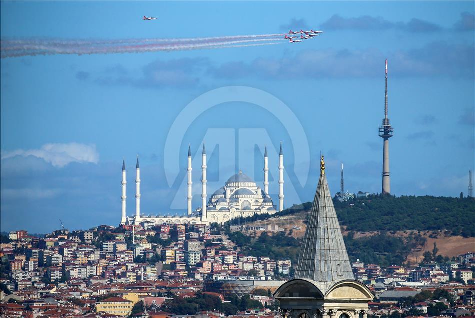 Stamboll, Yjet Turke performojnë mbi Bosfor