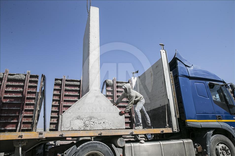 Турция доставляет бетонные блоки в Идлиб
