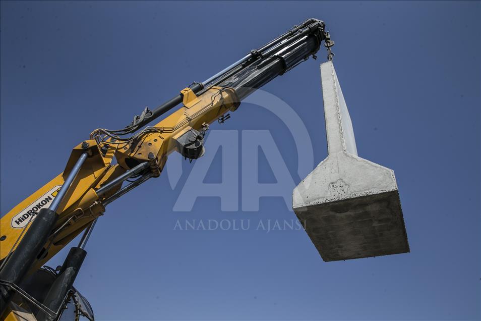 Турция доставляет бетонные блоки в Идлиб
