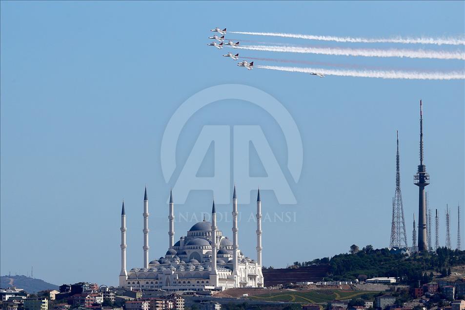 Türk Yıldızları İstanbul Boğazı'nda