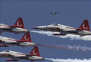 Промотивен лет на „Турските ѕвезди“ над Истанбулскиот Теснец