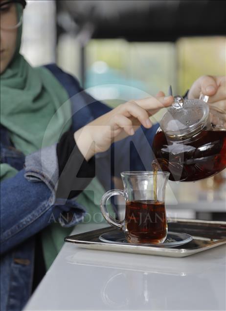في إسطنبول.. مقهى يبدع 15 مذاقًا للشاي
