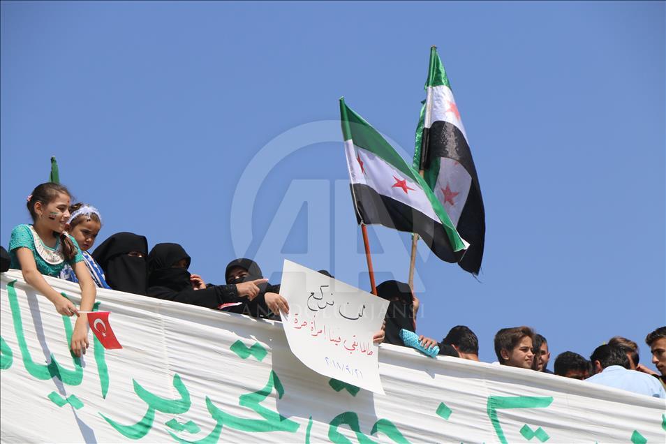 إدلب.. عشرات الآلاف يتظاهرون ضد النظام السوري وداعميه
