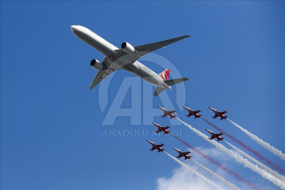 پرواز نمایشی «ستارگان ترک» و هواپیمای «ترکیش ایرلاینز» در آسمان استانبول