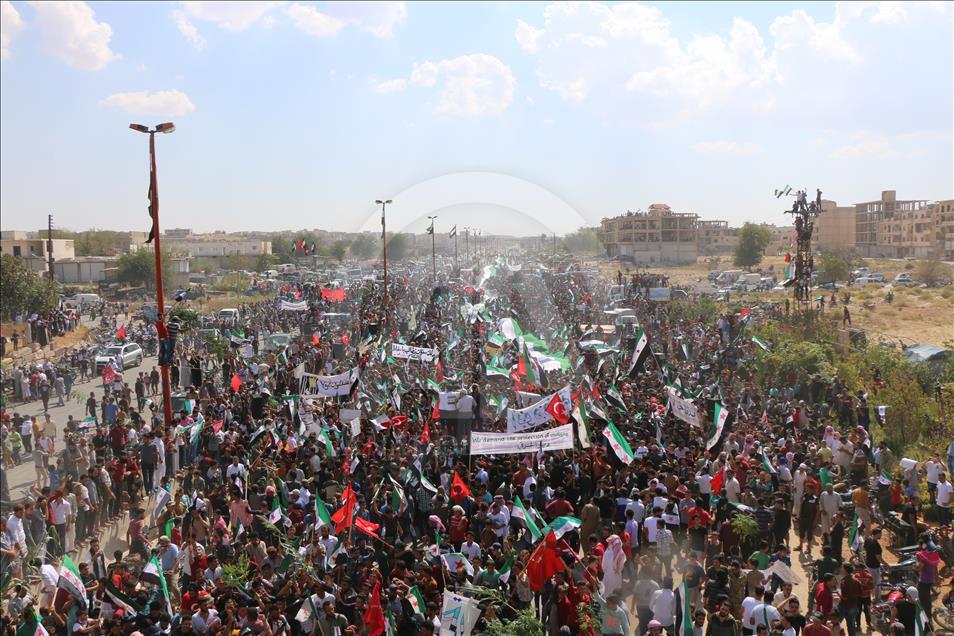 إدلب.. عشرات الآلاف يتظاهرون ضد النظام السوري وداعميه
