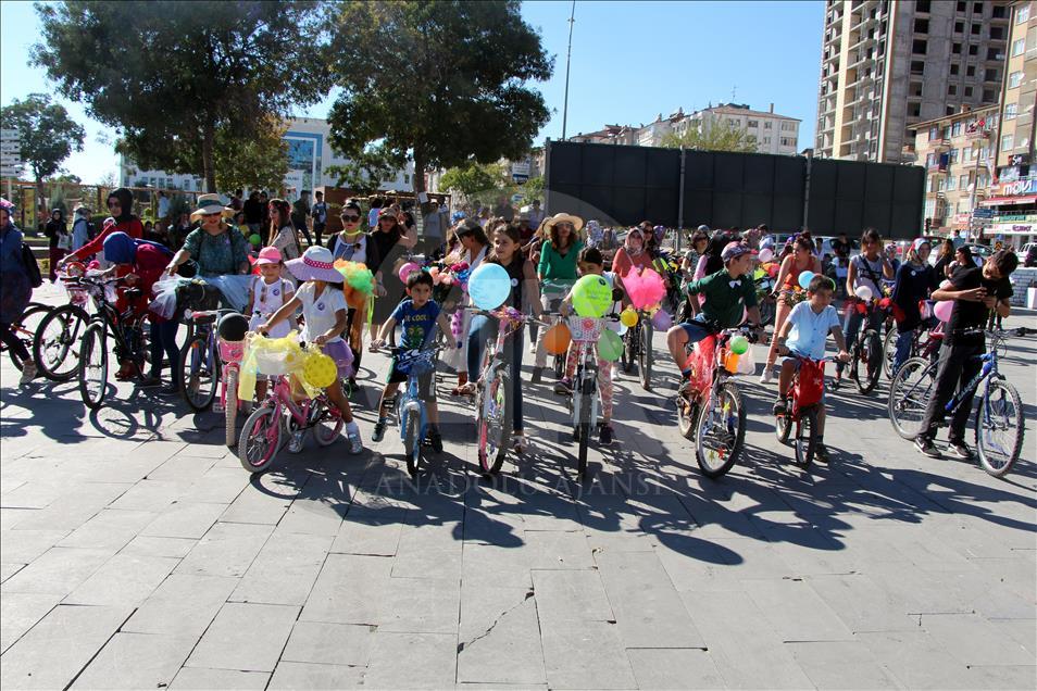 Elazığ'da "Süslü Kadınlar Bisiklet Turu" etkinliği

