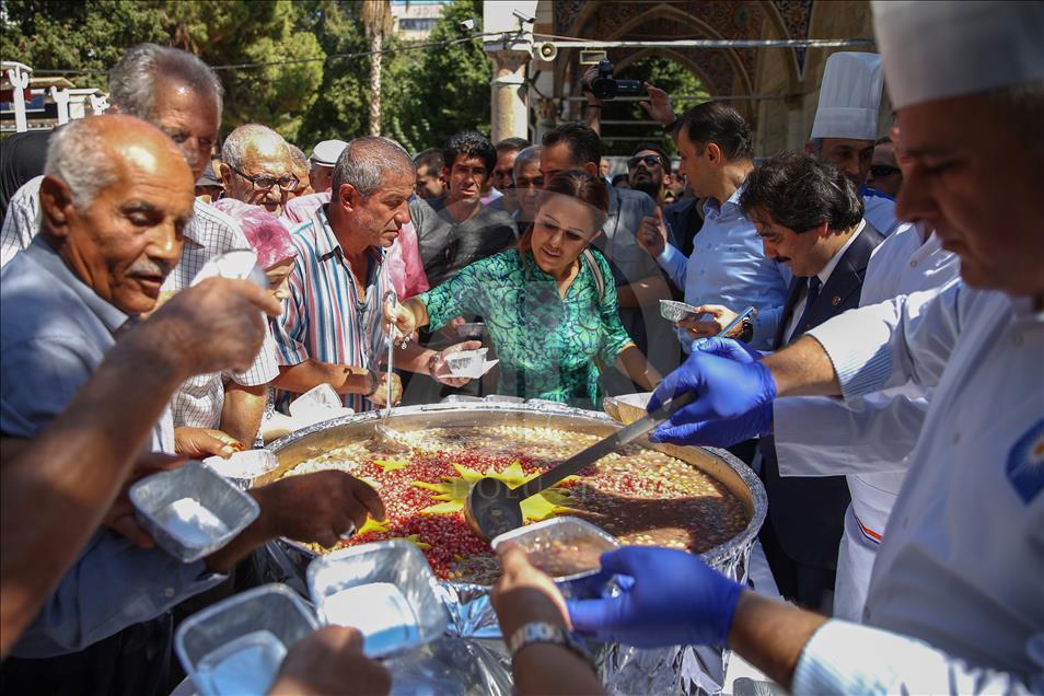 Antalya'da vatandaşlara 600 kilogram aşure dağıtıldı