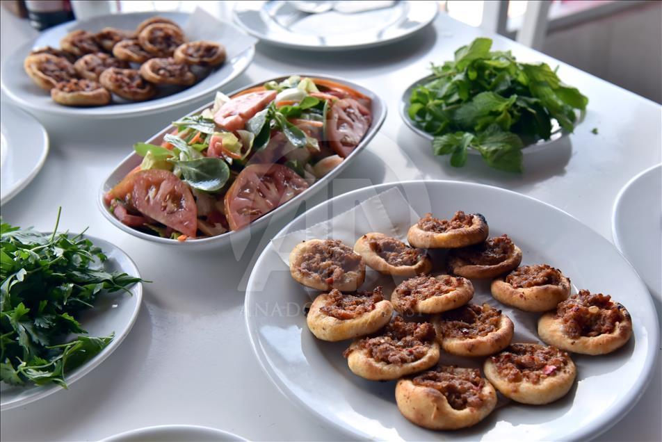 Bu ilçede bir porsiyon lahmacun en az 12 adet