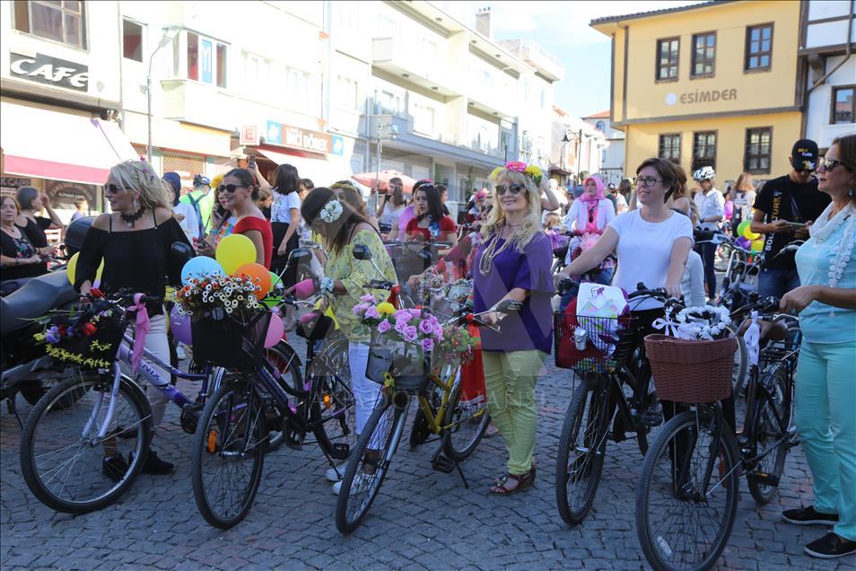 Eskişehir'de "Süslü Kadınlar Bisiklet Turu" etkinliği