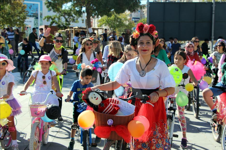 Elazığ'da "Süslü Kadınlar Bisiklet Turu" etkinliği
