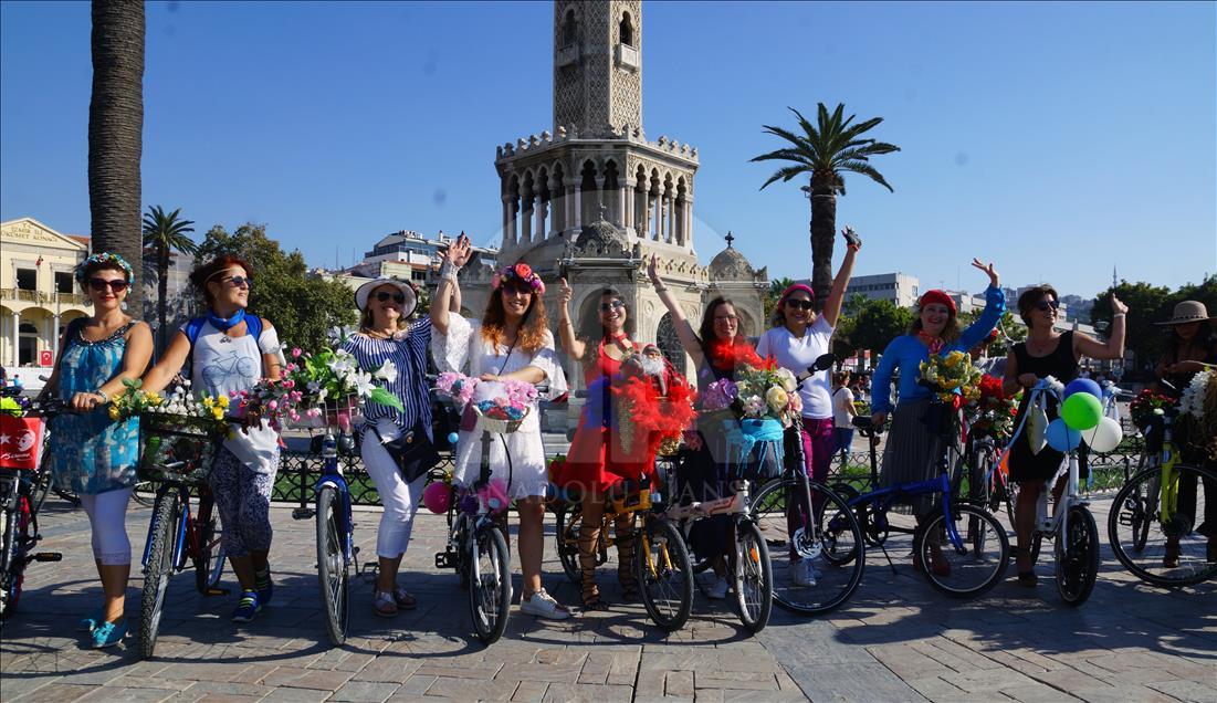 
İzmir'de "Süslü Kadınlar Bisiklet Turu"