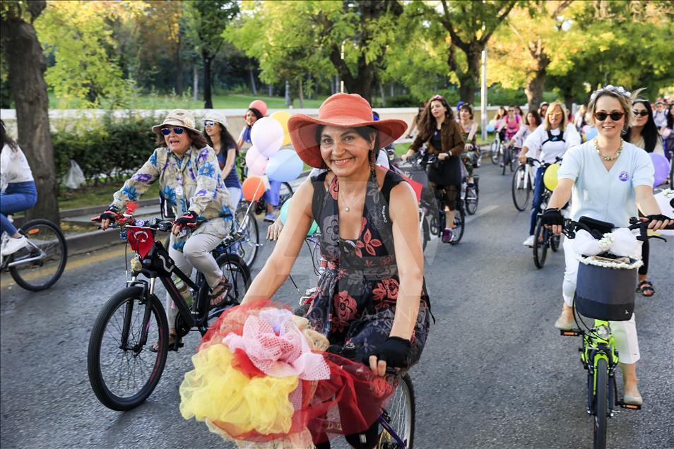 تور دوچرخه سواری «زنان آرایش‌کرده» در آنکارا