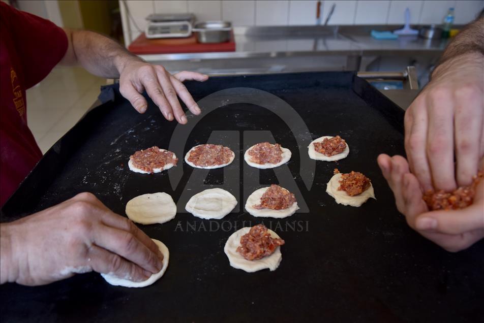 Bu ilçede bir porsiyon lahmacun en az 12 adet