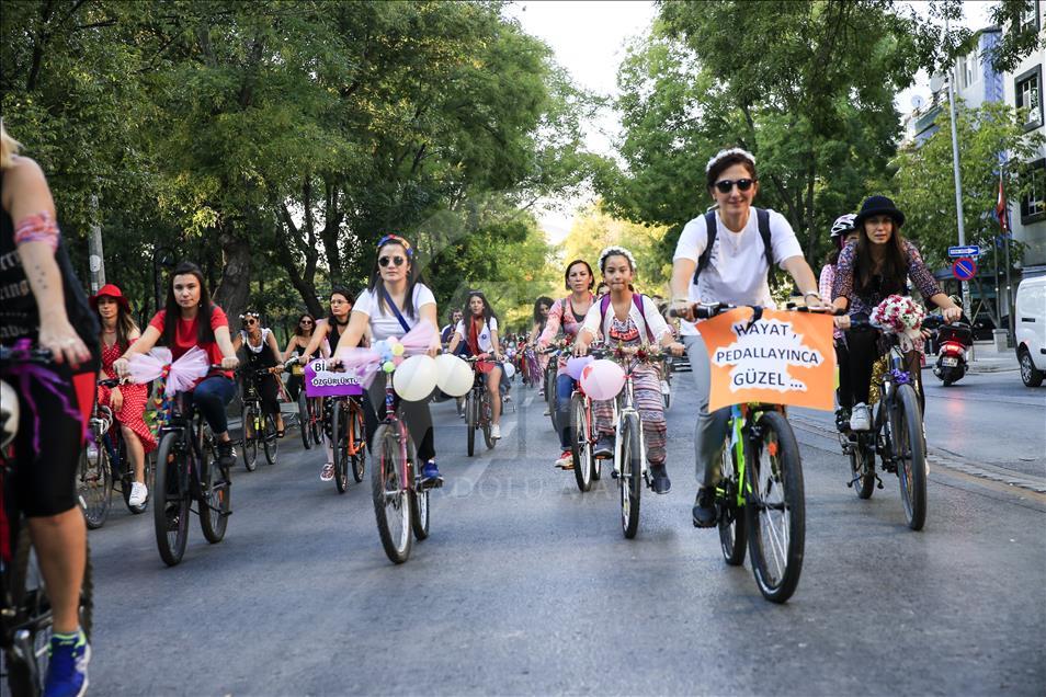 تور دوچرخه سواری «زنان آرایش‌کرده» در آنکارا