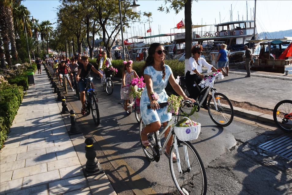 'Fancy Women Bike Ride' in Turkey