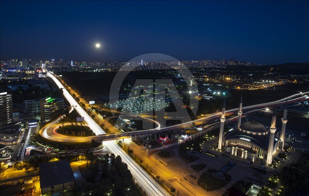 Gemerlap Ankara pada malam hari