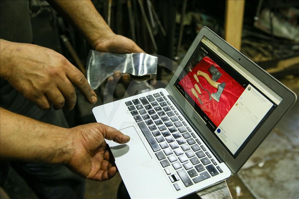 Kemeraltı'nın demircisi ürünlerini internetten satıyor